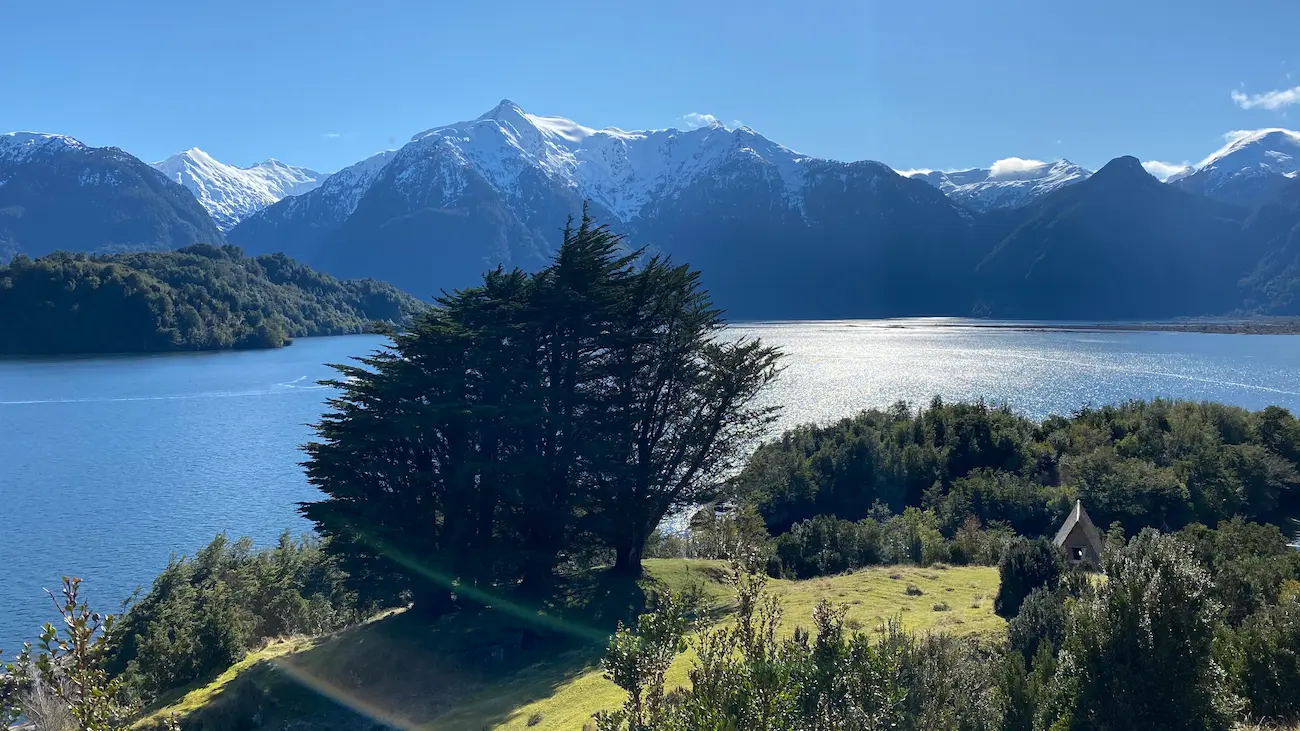 Bosque nativo y costa rocosa de Isla Patagonia con vistas al fiordo patagonico