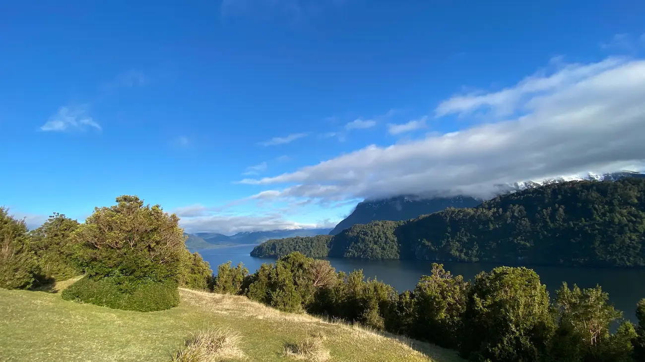 Aguas cristalinas del fiordo rodeando Isla Patagonia en la Region de Aysen